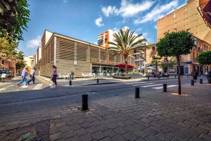 Villajoyosa transforma el entorno del Mercat Municipal para facilitar la movilidad peatonal