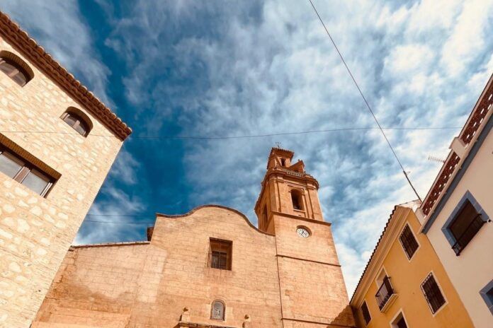 Finestrat reta a las peñas a reciclar vidrio para ganar un premio en sus fiestas patronales