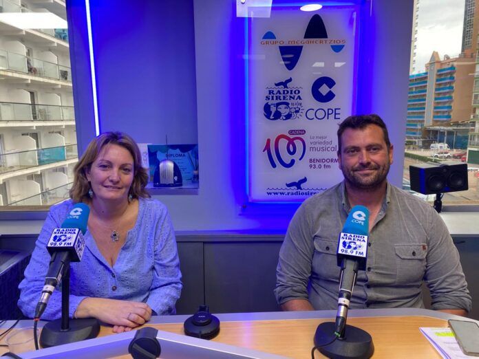 Jaume Lloret, alcalde de Orxeta junto Carina Sala, concejala de Educación