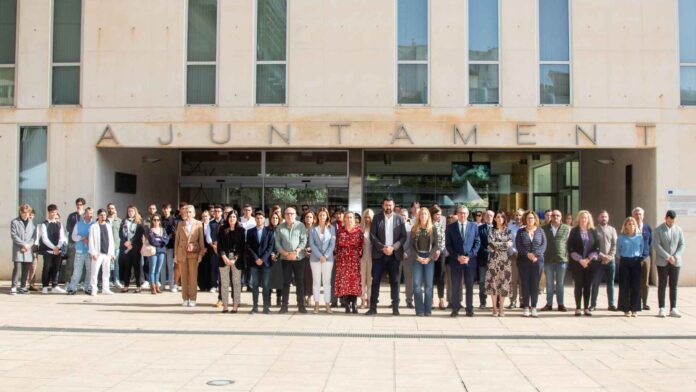 Minuto de silencio en la Plaza SSMM Reyes de España - Ayuntamiento de Benidorm