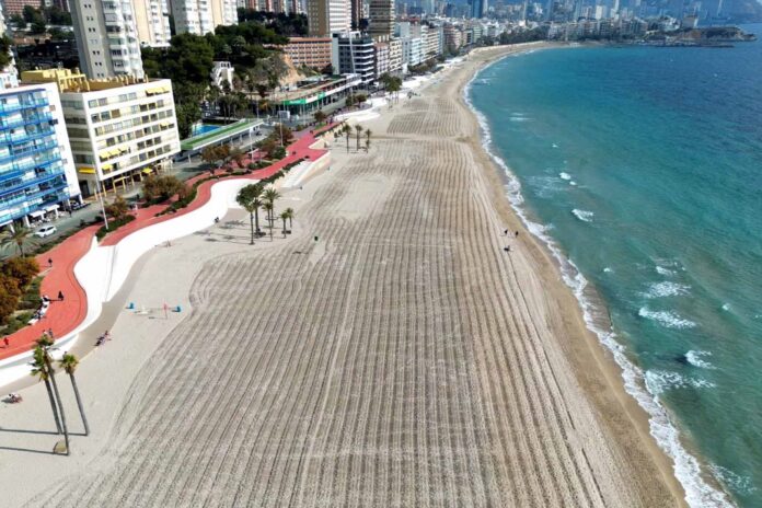 Benidorm refuerza la limpieza de sus playas para recibir las primeras citas turísticas del año