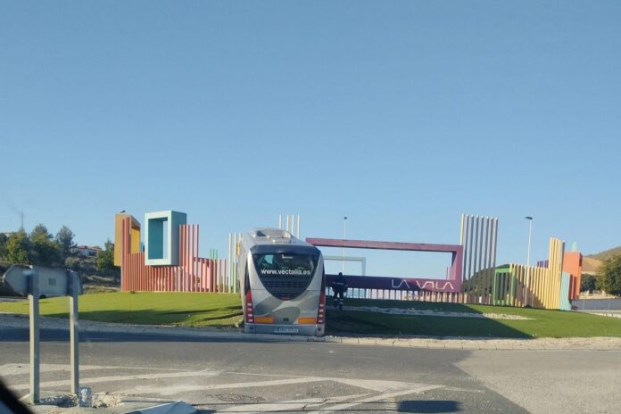 Susto en Villajoyosa tras un accidente de autobús que cubría el trayecto del tram