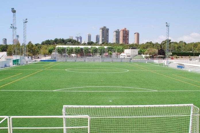Benidorm externaliza el servicio de monitores deportivos en los centros escolares y desata la polémica en el PSOE