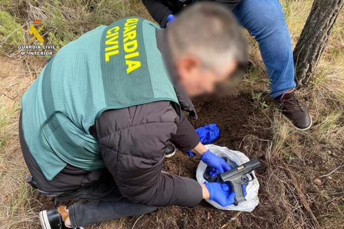 Así ha encontrado la Guardia Civil el arma de fuego utilizada por un sicario el pasado diciembre en Villajoyosa