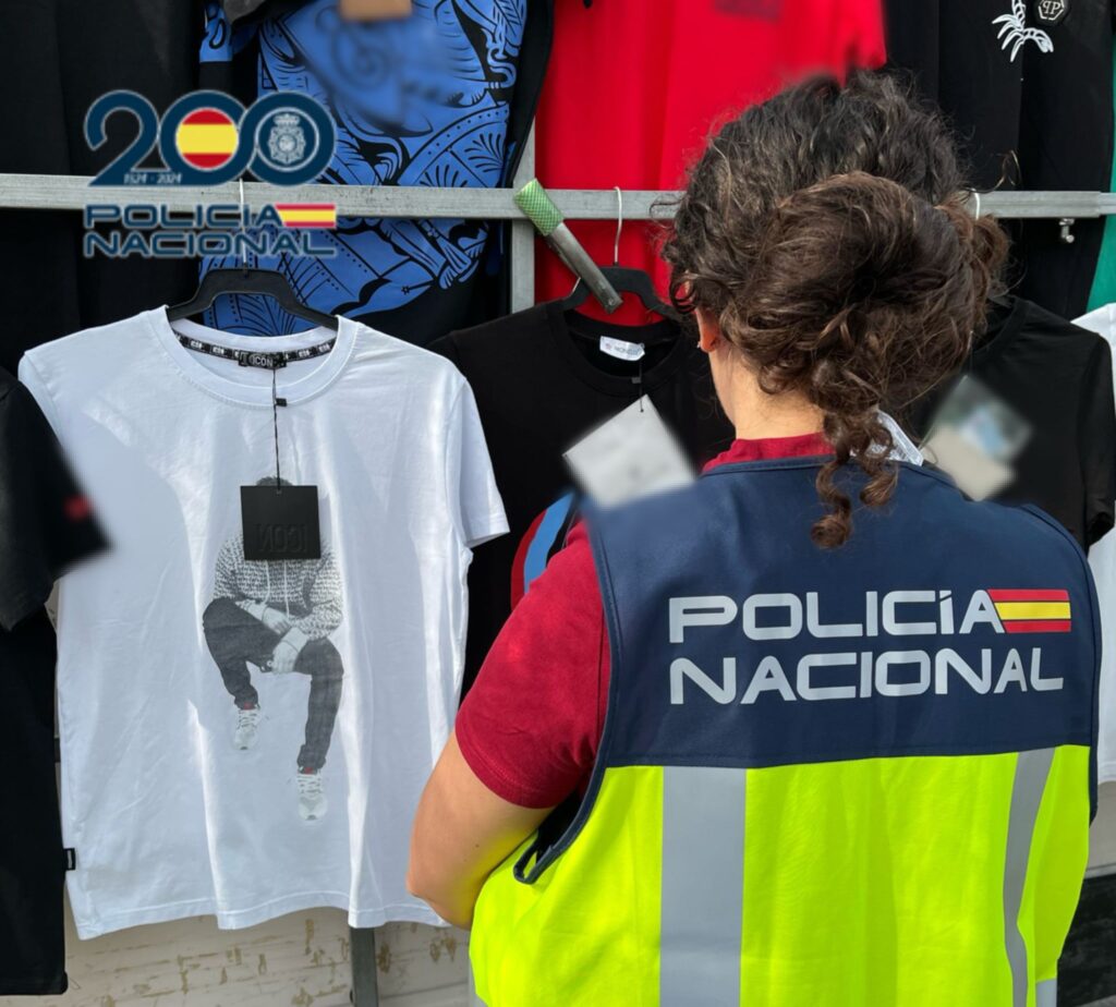 La Policía Nacional interviene varios puestos del mercadillo e interviene más de 1200 artículos falsificados en Benidorm - CNP