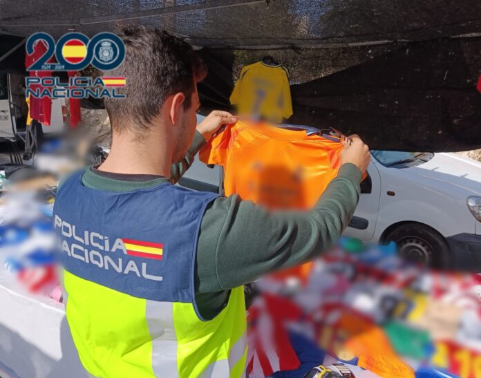 La Policía Nacional interviene varios puestos del mercadillo e interviene más de 1200 artículos falsificados en Benidorm - CNP
