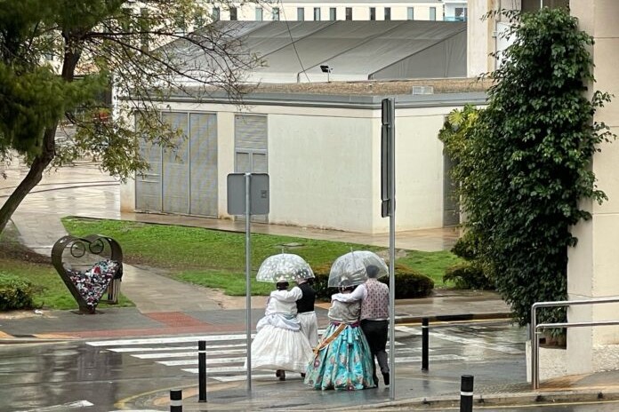 Las Fallas de Benidorm desafían al mal tiempo y mantienen viva la tradición