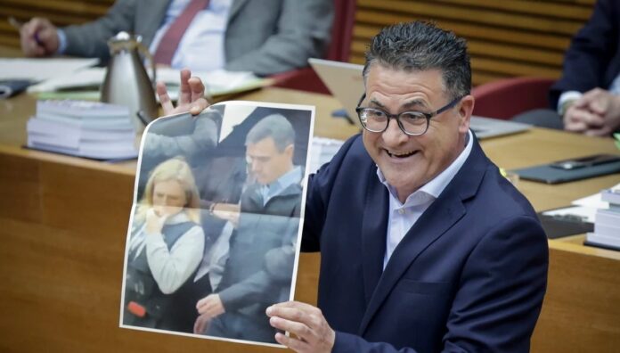 José Ramón González de Zárate, diputado autonómico en Les Corts, durante el pleno en Les Corts
