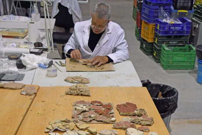 Villajoyosa desvela un tesoro arqueológico: más de 4000 fragmentos de pinturas romanas