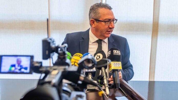 Toni Pérez, alcalde de Benidorm, en rueda de prensa sobre la condena a Benidorm de más de 300 millones de euros por terrenos en Serra Gelada - Ayuntamiento de Benidorm