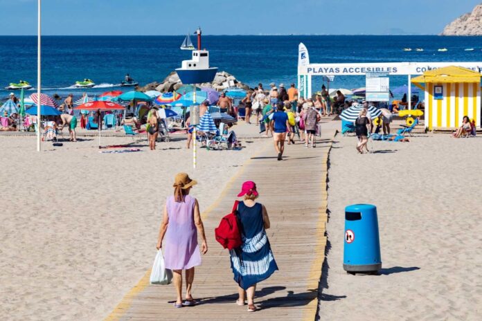 Las playas de la Marina Baixa ya están listas para la Semana Santa