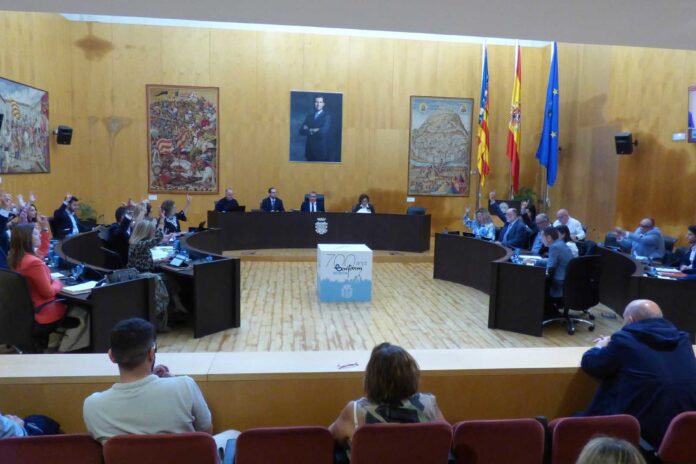 Pleno Benidorm: reconocimiento a Ballester, nuevo contrato de jardines y defensa de los juzgados