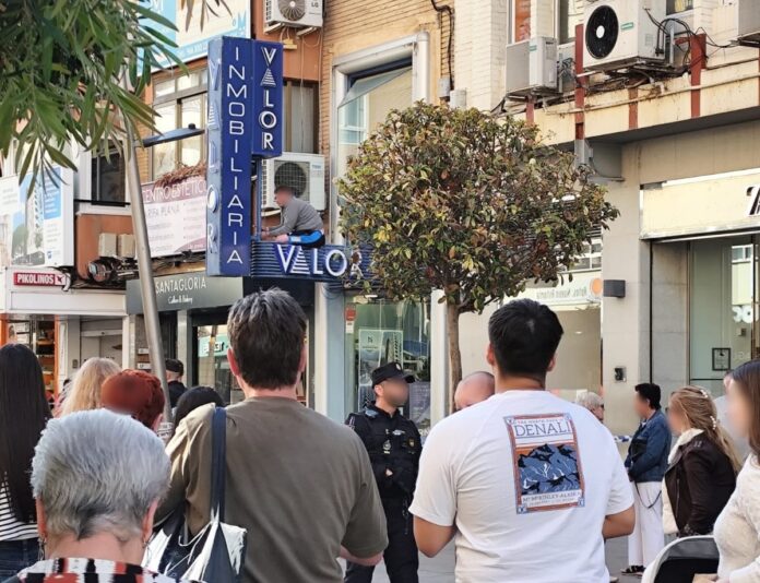 Turista británico rescatado resguardado sobre el letrero de una inmobiliaria de Benidorm