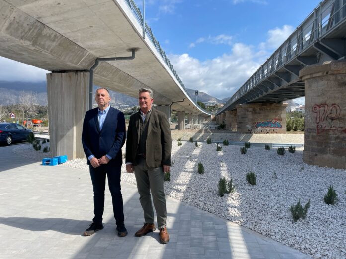 Diego Zaragozí, alcalde de Altea, junto a Vicente Martínez Mus, conseller de Medio Ambiente, Infraestructuras y Territorio, en la apertura de la pasarela ciclopeatonal y el aparcamiento del río Algar en Altea