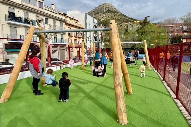 Callosa d'en Sarrià inaugura una nueva zona infantil de juegos segura y adaptada