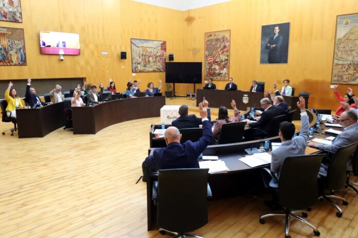 El pleno de Benidorm aprueba invertir el remanente en obras en marcha y reducción de deuda