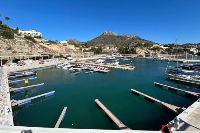 El Puerto de Calpe se renueva para el verano: más atraques, servicios y un chiringuito en la playa