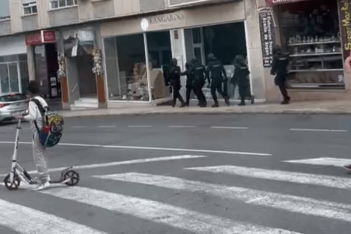 Importante operativo policial en Calpe culmina con dos detenidos en un piso de la calle Los Almendros