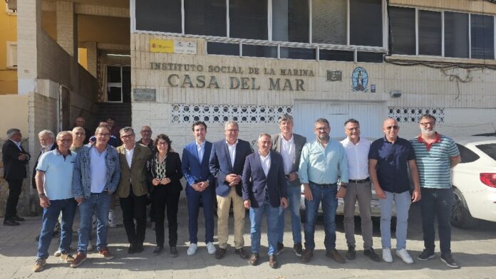 El Consell analiza con los pescadores de Villajoyosa las limitaciones actuales en los días de faena