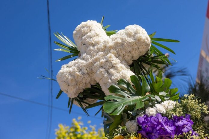 Flores, música y tradición: La Creueta regresa al corazón de La Ferrería en l’Alfàs