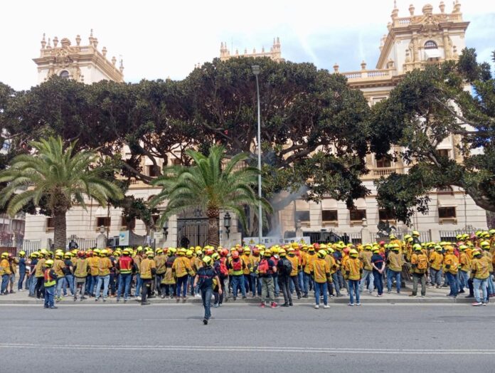 Concentración bomberos a las puertas de la Diputación de Alicante - Redacción COPE