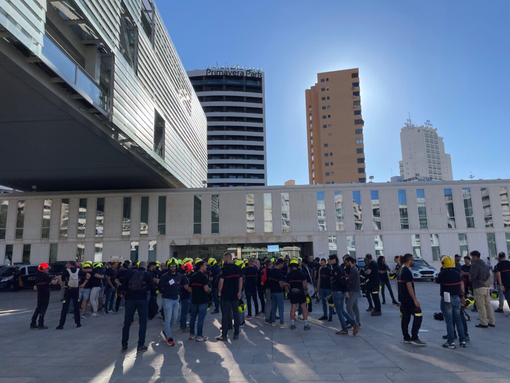 Concentración bomberos del Consorcio Provincial de Alicante se manifiestan en el Ayuntamiento de Benidorm - Redacción Radio Sirena COPE