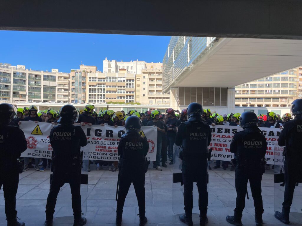 Concentración bomberos del Consorcio Provincial de Alicante se manifiestan en el Ayuntamiento de Benidorm - Redacción Radio Sirena COPE 