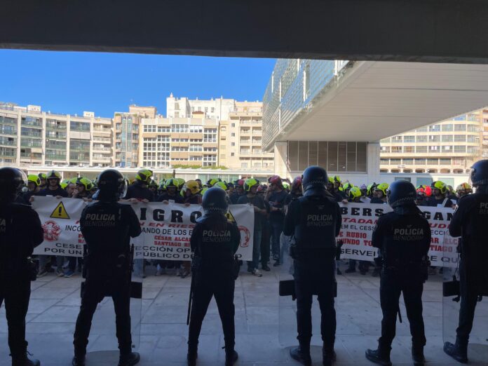 Concentración bomberos del Consorcio Provincial de Alicante se manifiestan en el Ayuntamiento de Benidorm - Redacción Radio Sirena COPE
