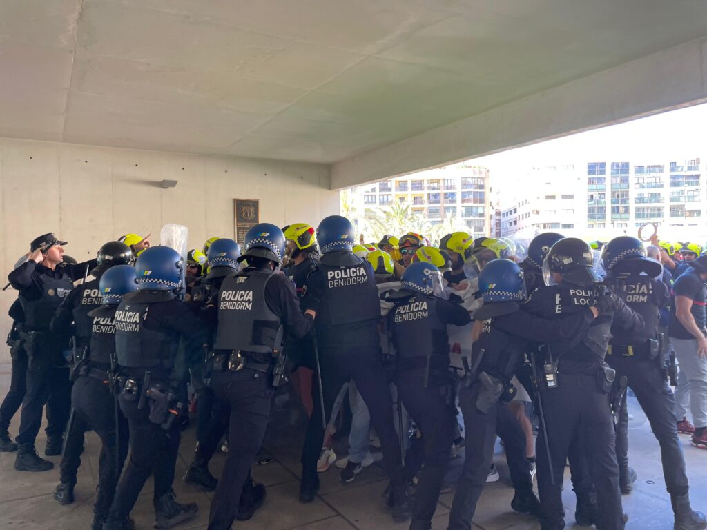 Concentración bomberos del Consorcio Provincial de Alicante se manifiestan en el Ayuntamiento de Benidorm - Redacción Radio Sirena COPE 