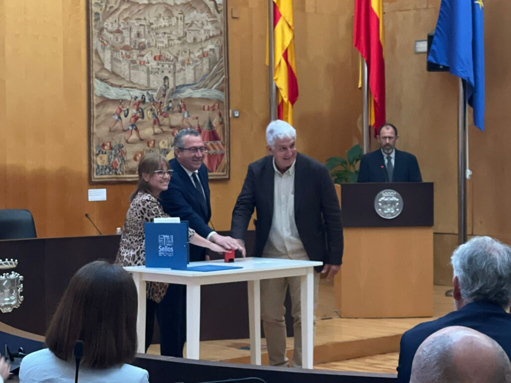 Correos pone en circulación un sello dedicado a los 700 años de historia de Benidorm - Radio Sirena COPE