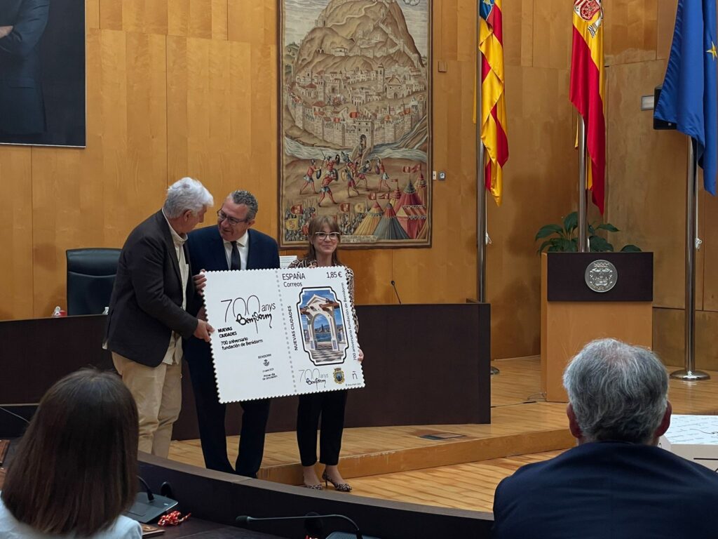 Correos pone en circulación un sello dedicado a los 700 años de historia de Benidorm - Radio Sirena COPE