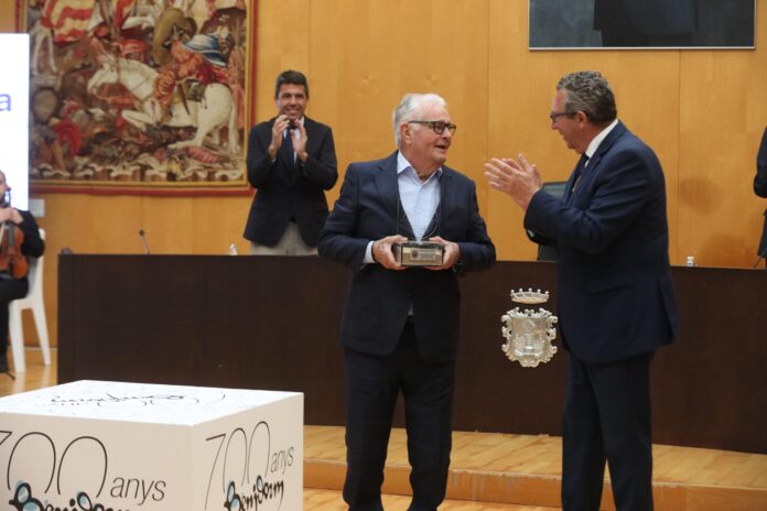 Carlos Mazón arropa a Benidorm en el Día de Europa y destaca la figura del empresario Ballester Chofre