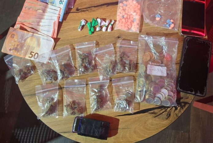 Incautación de drogas, teléfonos móviles y dinero en la zona inglesa de Benidorm - Policía Local Benidorm