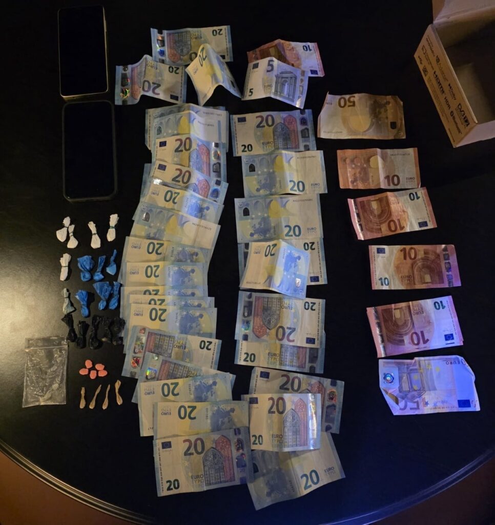 Incautación de drogas, teléfonos móviles y dinero en la zona inglesa de Benidorm - Policía Local Benidorm