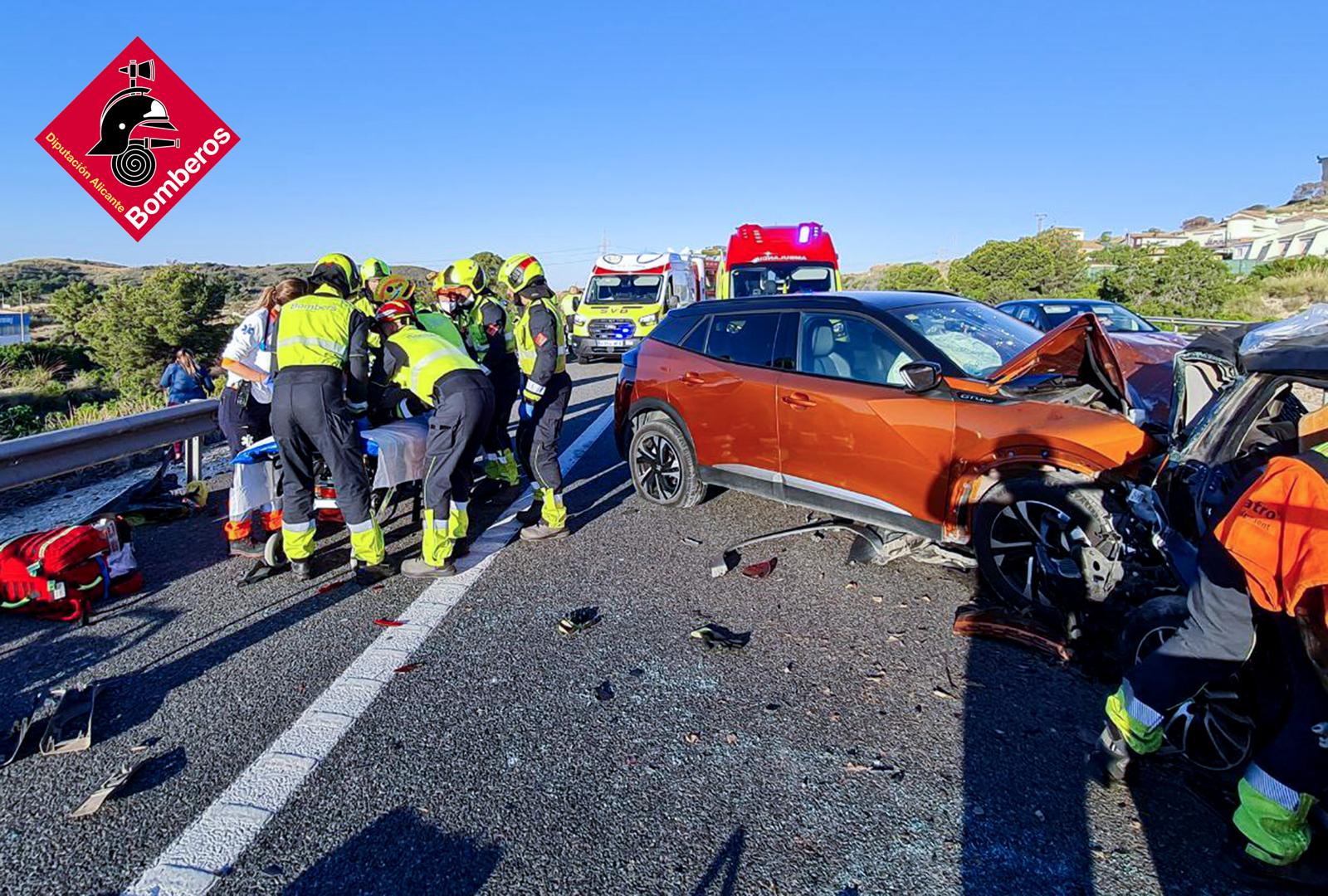 Una mujer fallecida y ocho heridos en un accidente entre tres vehículos ...