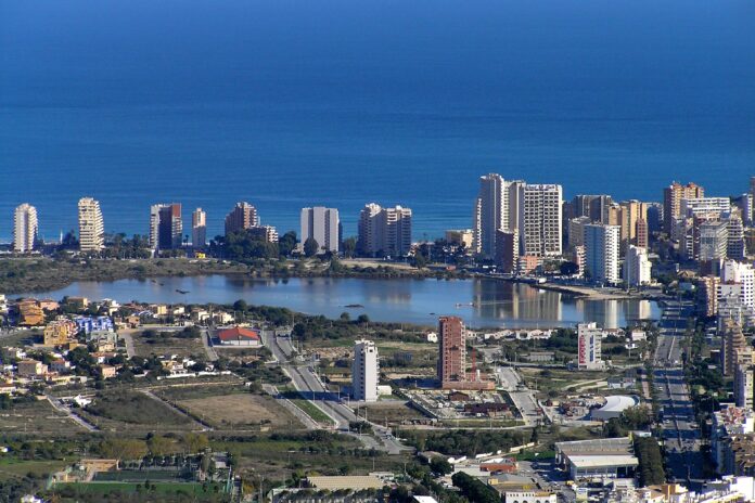 Un joven de 21 años ha fallecido este martes al mediodía tras sufrir un ahogamiento en una piscina privada de un chalé ubicado en la urbanización Maryvilla de Calpe.
