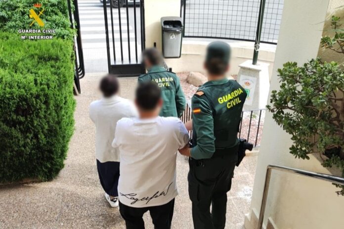 Abrazaban para robar: detenida una pareja en Calpe que usaba el método del abrazo