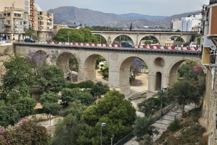 Villajoyosa suspende las obras del puente del Amadorio por hallazgos estructurales y reabrirá el tráfico este verano