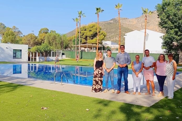 Reabre la piscina de Polop: nueva imagen, mismos chapuzones