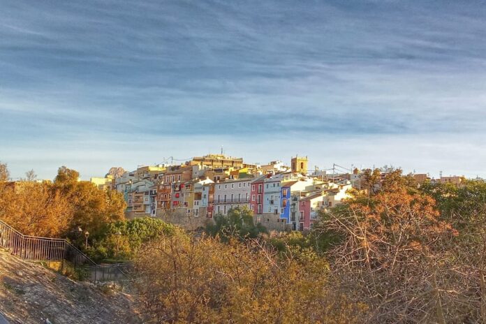 Villajoyosa arranca el verano con un autobús lanzadera gratuito a la playa centro