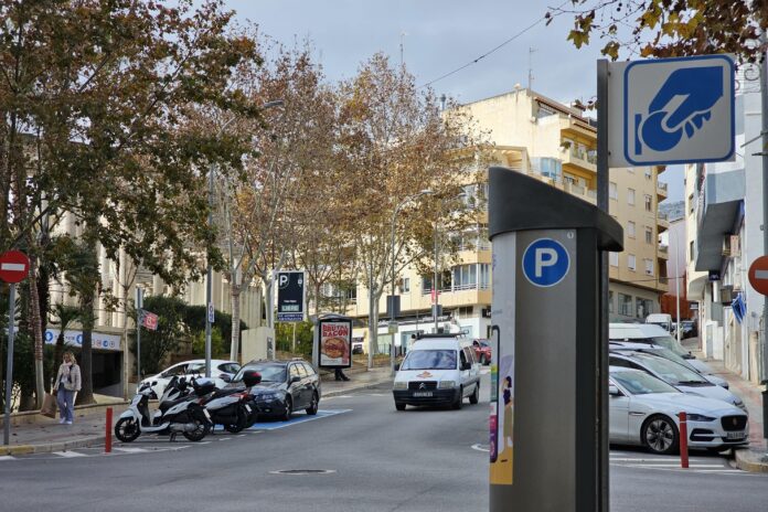 Zona Azul paralizada en Calpe: AEMCO pide respuestas para salvar al comercio calpino