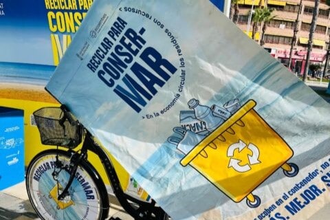 Finestrat impulsa el reciclaje en sus playas con la campaña “Reciclar para ConserMar”