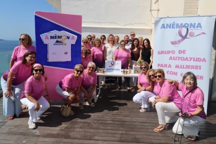 La isla, el mar y el blanco protagonizan la nueva camiseta solidaria de Anémona contra el cáncer de mama
