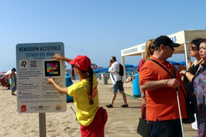 Benidorm da voz al mar para quienes no pueden verlo: llega NaviLens a las playas