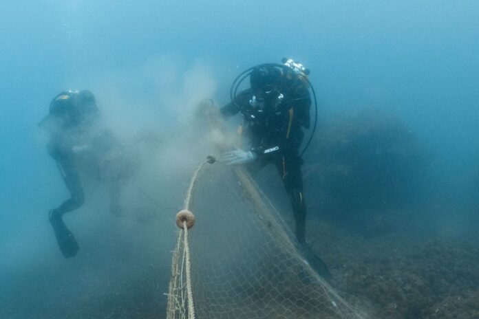 La Generalitat y la Fundación Oceanogràfic sacan del fondo marino de Calpe una red de pesca pérdida