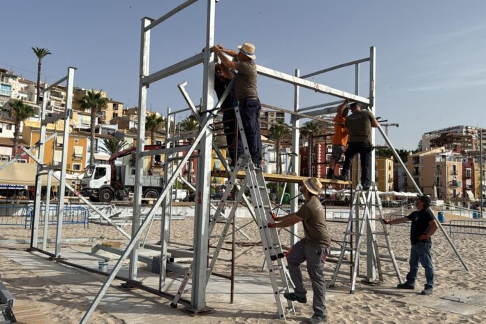 Villajoyosa inicia la instalación del castillo reformado para su semana grande