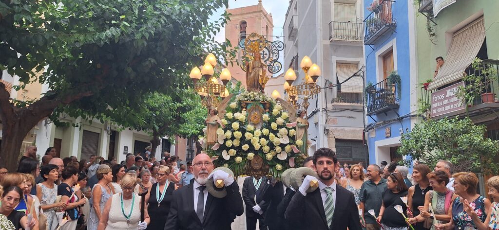 La procesión en honor a Santa Marta recorre las calles del centro histórico de Villajoyosa - Ayuntamiento de Villajoyosa