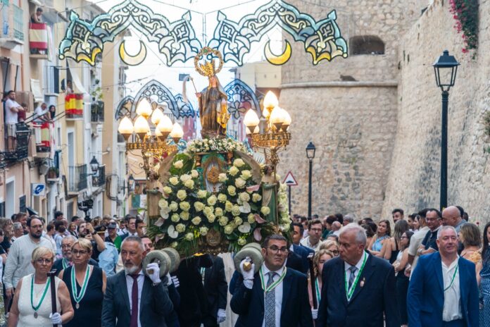 La procesión en honor a Santa Marta recorre las calles del centro histórico de Villajoyosa - Ayuntamiento de Villajoyosa