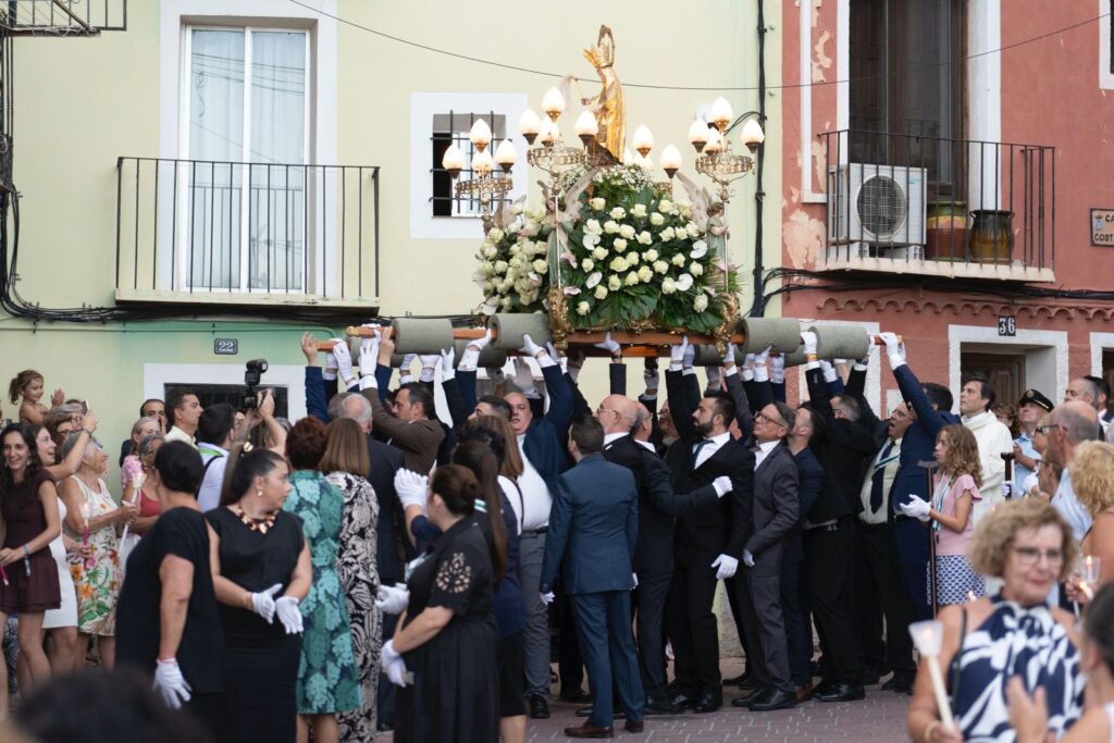 La procesión en honor a Santa Marta recorre las calles del centro histórico de Villajoyosa - Ayuntamiento de Villajoyosa