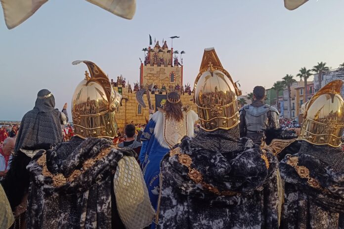 La cruz ondea de nuevo en el castillo de Villajoyosa tras la victoria sobre el bando moro